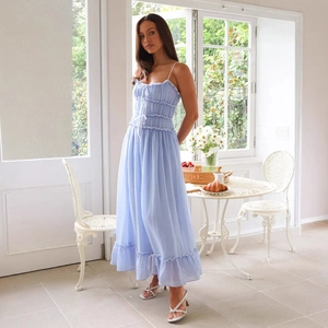 Robe trapèze bleu clair à taille haute avec volants superposés et détail de nœud