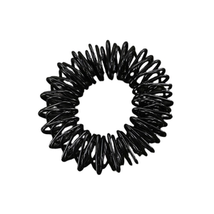 Makroaufnahme der glänzend schwarzen Spiralform des Finger-Massage-Rings zur Entspannung