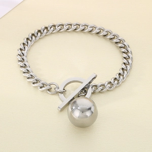 Détail du bracelet gourmette en acier argenté avec fermoir à bascule et boule évidée