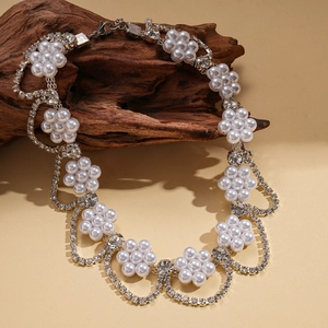 Détails macro de fleurs en perles et collier de strass scintillants avec finition argent
