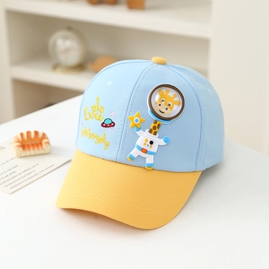 Dettaglio macro del cappello per bambini con giraffa 3D e ricamo Explorer su blu