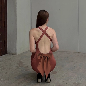 Détail des bretelles croisées et du gros nœud au dos de la robe longue en satin bordeaux