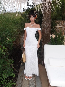 Robe longue élégante en dentelle blanche à épaules dénudées avec une coupe ajustée