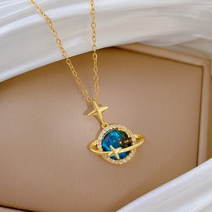 Collana con stelle e luna d'oro con ciondolo a sfera celeste blu su seta bianca