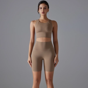 Dettaglio del set yoga color cammello scuro con reggiseno senza cuciture e shorts