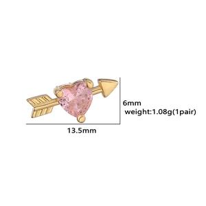Cupid arrow stud earring in gold-plated metal with a pink heart-shaped crystal, 13.5mm wide
