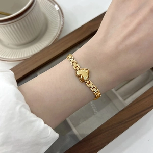 Bracelet coeur élégant en titane doré avec chaîne à maillons style montre pour femme