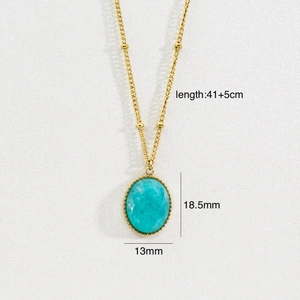 Détail du pendentif en pierre naturelle 18,5x13mm sur une chaîne dorée de 41+5cm