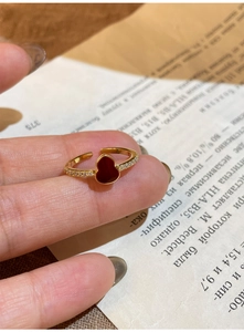 Gros plan sur bague Wulu plaquée or 18k avec pierre rouge et pavé de zircons
