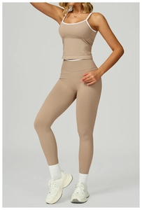 Détail d'ensemble yoga kaki sans couture avec bordures blanches sur le legging taille haute