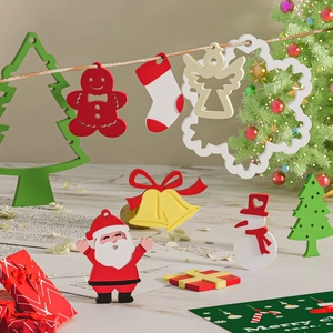 Detail van kleurrijke kerstversieringen met de Kerstman, een sneeuwpop en een engel