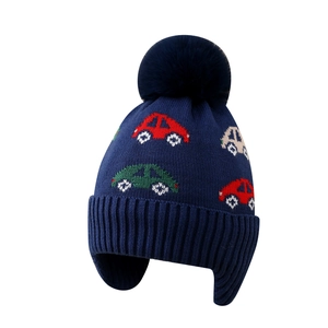 Dunkelblaue Winter-Strickmütze für Jungen mit Auto-Motiven und flauschigem Bommel oben