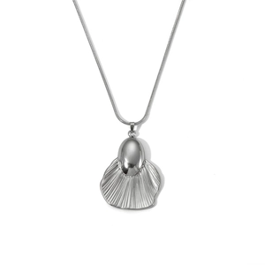 Vue macro d'un collier en acier inoxydable argenté avec pendentif en forme d'éventail