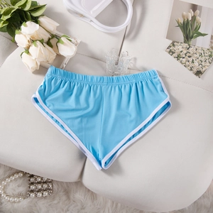 Flachbild von himmelblauen Yoga-Shorts mit weißem Kontrastrand auf weißem Dekosofa