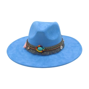 Vista dettagliata di un cappello in feltro azzurro in stile etnico con fascia di perline
