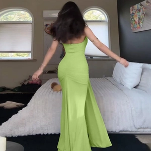 Détail de la robe longue dos nu vert lime avec fente haute et détails de tissu plissé