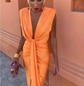 Détail de la robe longue en satin orange avec col en V, nœud à la taille et fente