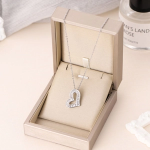 Collier en acier titane avec pendentif cœur et zircons baguette en boîte cadeau