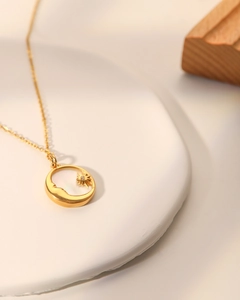 Détail du collier plaqué or 18 carats avec pendentif lune en nacre et étoile sertie