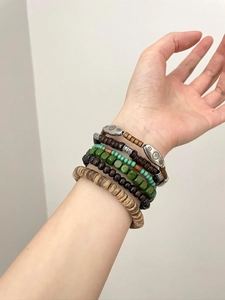 Nahaufnahme eines sechsteiligen Perlenarmband-Sets mit ethnischen Holz- und Steinperlen-Details