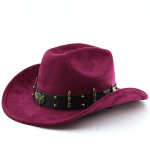 Dettaglio cappello cowboy prugna in scamosciato con stemma aquila e fascia borchiata