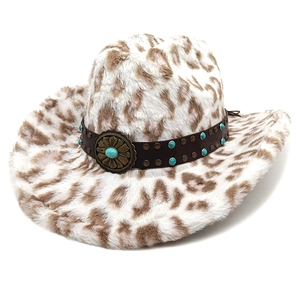 Detail von Cowboyhut mit Leopardenmuster, Lederband und Türkis-Concho-Verzierung