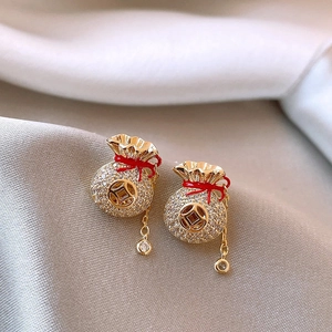 Boucles d'oreilles sac de chance dorées avec zircons étincelants et ruban rouge
