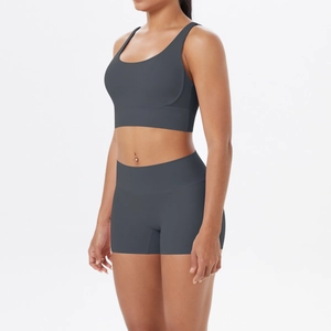 Vue détaillée de l'ensemble de yoga gris anthracite avec brassière dos nageur et short