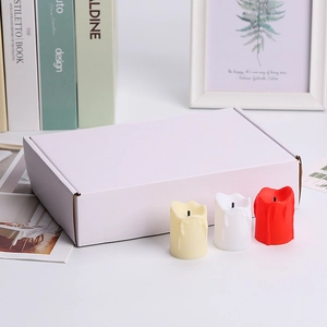 Detailansicht LED Kerzen Set in Weiß, Elfenbein und Rot mit einer Geschenkverpackung