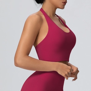 Dettaglio vista laterale del reggiseno sportivo allacciato al collo in rosso rosa
