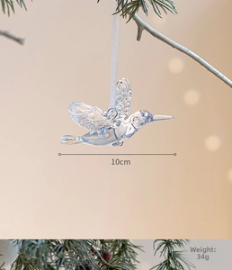 Dettaglio di un colibrì decorativo in vetro trasparente sull'albero, misura di 10 cm