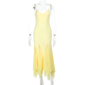 Détail de la robe à bretelles jaune citron avec ourlet sirène à volants irréguliers