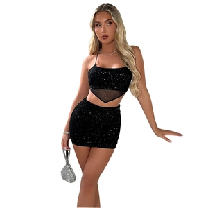 Sexy schwarzes zweiteiliges Pailletten-Set mit Neckholder-Top und Minirock für Partys