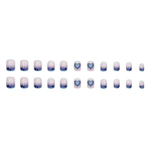 Unghie finte sfumate blu e viola con motivi a cuore in forma corta arrotondata