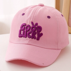 Détail de la broderie Good Lucky avec oreilles de lapin sur casquette en coton rose