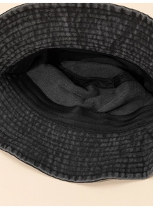 Détail de l'intérieur du bob en denim délavé montrant la bande de confort et les coutures
