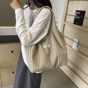 Große khakifarbene Nylon-Schultertasche mit Faltenstruktur und KISS YOURSELF Label