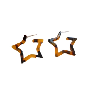 Star-shaped earrings with faux tortoiseshell leopard print in a minimalist resin design