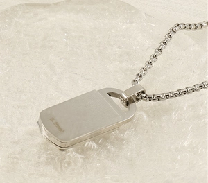 Détail du pendentif carré en acier inoxydable avec gravure S. Steel et chaîne assortie