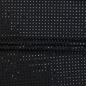 Gros plan du tissu en maille noire respirante avec coutures et texture à micro-trous