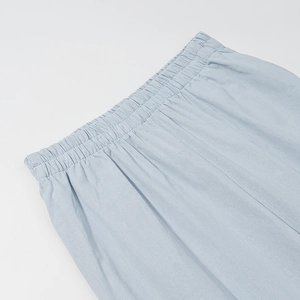 Détail de la taille élastique et de la texture en coton et lin sur cet ensemble bleu clair