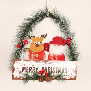 Weihnachtskranz mit Weihnachtsmann, Rentier, roten Beeren und Merry Christmas Schild