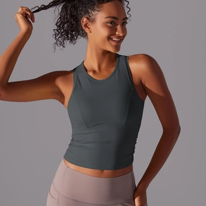 Détail du débardeur de sport gris avec coutures de soutien et legging de yoga