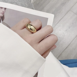 Französischer 925 Silber Dome Ring mit poliertem Goldfinish, am Finger getragen