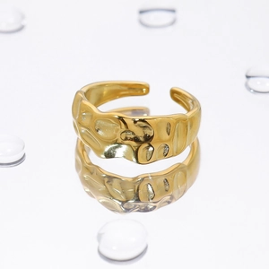 Macro di anello in acciaio inossidabile placcato oro 18K con finitura martellata e gocce d'acqua