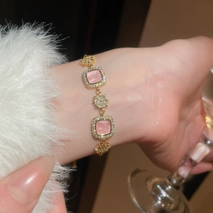 Vue macro détaillée du bracelet plaqué or 18k avec pierres œil de chat carrées roses