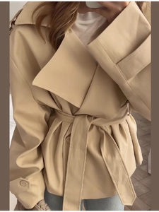 Dettagli della cintura e del collo a rever sul trench corto beige da donna