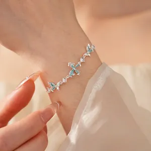 Elegantes Silberarmband mit hellblauen Zirkonia-Schmetterlingen und Kristallen