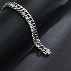 Macro di bracciale a catena cubana argento con finitura a specchio su base scura