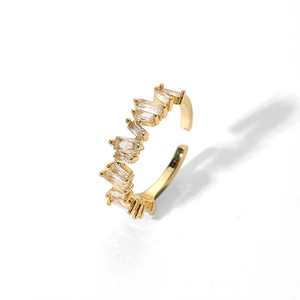 Détails d'une bague plaquée or avec zircons taille baguette disposés en quinconce